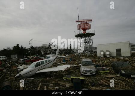 22. März 2011-Sendai, Japan-Ein Blick auf Trümmer und Schlamm, die beim Tsunami bedeckt wurden, der am 22. März 2011 den zerstörten Flughafen in Sendai traf. Am 11. März 2011 ereignete sich in Japan ein Erdbeben mit einer Magnitude von 9,0, dem größten in der Geschichte des Landes und einem der fünf mächtigsten, die jemals auf der ganzen Welt verzeichnet wurden. Innerhalb einer Stunde nach dem Erdbeben wurden die Städte, die das Ufer säumten, durch einen massiven Tsunami abgeflacht, der durch die Energie verursacht wurde, die durch das Erdbeben freigesetzt wurde. Mit Wellen von bis zu vier oder fünf Metern Höhe stürzten sie durch Häuser, Städte und Felder der Zivilbevölkerung. (Foto von Seung-il Ryu/NurPhoto) Stockfoto