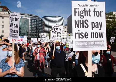 Mitarbeiter des National Health Service (NHS) protestieren gegen ihren Ausschluss von einer kürzlich angekündigten Gehaltserhöhung im öffentlichen Sektor und demonstrieren am 29. Juli 2020 vor dem St. Thomas' Hospital in London, England. Rund 900.000 Beschäftigte des öffentlichen Sektors in ganz Großbritannien werden in diesem Jahr als Geste des Dankes des Finanzministeriums für ihre Bemühungen während der Coronavirus-Pandemie eine überhöhte Gehaltssteigerung erhalten. Innerhalb des NHS werden Ärzte und Zahnärzte von den Aufschwungs profitieren, aber Krankenschwestern und andere Mitarbeiter vor Ort wurden aufgrund eines dreijährigen Tarifverhandlens, den sie 2018 ausgehandelt haben, ausgeschlossen. Pflegeaktivisten sagen, dass so-ca Stockfoto