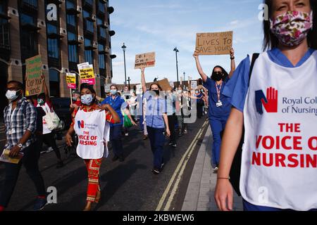 Mitarbeiter des nationalen Gesundheitsdienstes (NHS) protestieren gegen ihren Ausschluss von einer kürzlich angekündigten Gehaltserhöhung im öffentlichen Sektor und marschieren am 29. Juli 2020 auf den Parliament Square in Richtung Downing Street in London, England. Rund 900.000 Beschäftigte des öffentlichen Sektors in ganz Großbritannien werden in diesem Jahr als Geste des Dankes des Finanzministeriums für ihre Bemühungen während der Coronavirus-Pandemie eine überhöhte Gehaltssteigerung erhalten. Innerhalb des NHS werden Ärzte und Zahnärzte von den Aufschwungs profitieren, aber Krankenschwestern und andere Mitarbeiter vor Ort wurden aufgrund eines dreijährigen Tarifverhandlens, den sie 2018 ausgehandelt haben, ausgeschlossen. Pflegeaktivisten Stockfoto