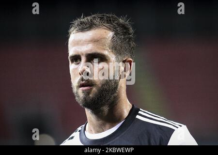 Der Juventus-Mittelfeldspieler Miralem Pjanic (5) schaut während des Fußballspiels Nr. 37 zwischen Cagliari und Juventus am 29. Juli 2020 in der Sardegna Arena in Cagliari, Sardinien, Italien, vorbei. Endergebnis: Cagliari-Juventus 2-0. (Foto von Matteo Bottanelli/NurPhoto) Stockfoto