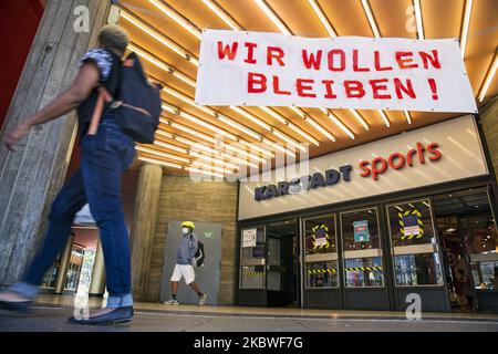 Menschen laufen an Protestbannern gegen die Schließung der Geschäfte der Kaufhauskette Galerie Karstadt Kaufhof vorbei, nachdem am 30. Juli 2020 in Berlin die Coronavirus-Krankheit (COVID-19) ausgebrochen war. (Foto von Emmanuele Contini/NurPhoto) Stockfoto