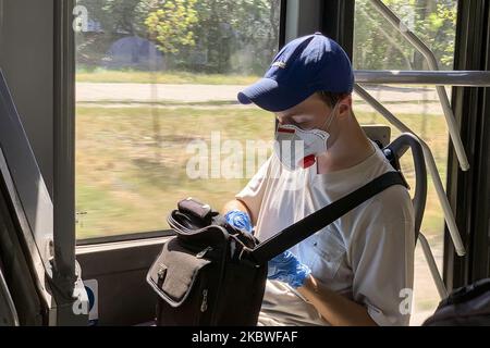 Passagiere tragen eine schützende Gesichtsmaske in einem Obus während des Ausbruchs der Coronavirus-Krankheit COVID-19 in Kiew, Ukraine, am 29. Juli 2020 (Foto: Maxym Marusenko/NurPhoto) Stockfoto