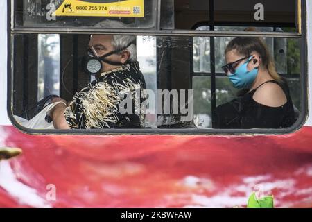 Passagiere tragen in einer Straßenbahn Schutzmaske während des Ausbruchs der Coronavirus-Krankheit COVID-19 in Kiew, Ukraine, am 29. Juli 2020 (Foto: Maxym Marusenko/NurPhoto) Stockfoto