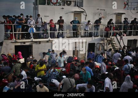 Heimische Menschen fahren auf einer überfüllten Fähre, um den Fluss Padma vor Eid-UL-Adha zu überqueren, inmitten der Coronavirus-Epidemie in der Nähe von Daulatdia Ferry Ghat in Goalanda, Bangladesch, am Donnerstag, dem 30. Juli 2020. (Foto von Syed Mahamudur Rahman/NurPhoto) Stockfoto