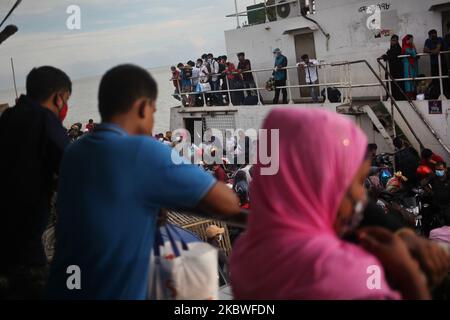 Heimische Menschen fahren auf einer überfüllten Fähre, um den Fluss Padma vor Eid-UL-Adha zu überqueren, inmitten der Coronavirus-Epidemie in der Nähe von Daulatdia Ferry Ghat in Goalanda, Bangladesch, am Donnerstag, dem 30. Juli 2020. (Foto von Syed Mahamudur Rahman/NurPhoto) Stockfoto