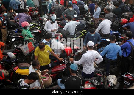 Heimische Menschen fahren auf einer überfüllten Fähre, um den Fluss Padma vor Eid-UL-Adha zu überqueren, inmitten der Coronavirus-Epidemie in der Nähe von Daulatdia Ferry Ghat in Goalanda, Bangladesch, am Donnerstag, dem 30. Juli 2020. (Foto von Syed Mahamudur Rahman/NurPhoto) Stockfoto