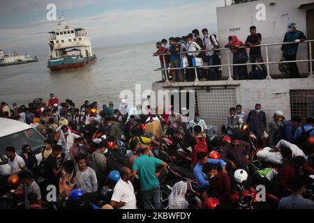 Heimische Menschen fahren auf einer überfüllten Fähre, um den Fluss Padma vor Eid-UL-Adha zu überqueren, inmitten der Coronavirus-Epidemie in der Nähe von Daulatdia Ferry Ghat in Goalanda, Bangladesch, am Donnerstag, dem 30. Juli 2020. (Foto von Syed Mahamudur Rahman/NurPhoto) Stockfoto