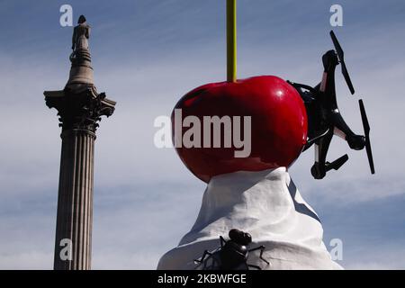„THE END“ der britischen Künstlerin Heather Phillipson sitzt am 30. Juli 2020 auf dem vierten Sockel des Trafalgar Square in London, England. Die heute vorgestellte Installation wurde aufgrund der Coronavirus-Pandemie vom März an verzögert. Seine Darstellung eines Kirschblütenwirbels aus Creme sowie einer Drohne und einer Fliege wird in der begleitenden Erläuterung als „ein Ansinnen auf Hybris und drohenden Kollaps“ beschrieben. Das Stück ist der Auftrag von 13., den Sockel zu besetzen und wird bis 2022 bestehen bleiben. (Foto von David Cliff/NurPhoto) Stockfoto