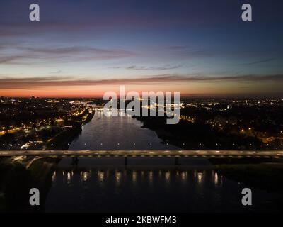Eine Luftaufnahme der Stadt ist nach Sonnenuntergang über der Weichsel in Warschau, Polen, am 30. Juli 2020 zu sehen. (Foto von Jaap Arriens/NurPhoto) Stockfoto