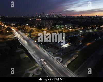 Eine Luftaufnahme der Stadt ist nach Sonnenuntergang über der Weichsel in Warschau, Polen, am 30. Juli 2020 zu sehen. (Foto von Jaap Arriens/NurPhoto) Stockfoto
