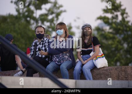 Am 30. Juli 2020 wird auf dem Boulevard in der Nähe der Weichsel in Warschau, Polen, eine Gruppe von Menschen mit Masken gesehen. (Foto von Jaap Arriens/NurPhoto) Stockfoto