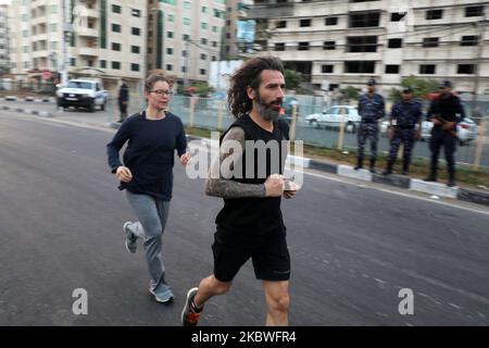 Am ersten Tag von Eid al Adha in Gaza-Stadt, am 31. Juli 2020, werden Ausländer auf einer Straße beim Sport (Laufen) gesehen. (Foto von Majdi Fathi/NurPhoto) Stockfoto