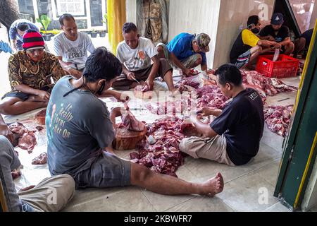 (ANMERKUNG DER REDAKTION: Grafischer Inhalt) Indonesische Muslime nehmen das Fleisch zur Zubereitung und verteilen es an die Menschen während der Feierlichkeiten zum Eid al-Adha oder zum Opferfest in der Al-Ikhlas-Moschee in Yogyakarta, Indonesien am 31. Juli 2020. Muslime auf der ganzen Welt feiern Eid al-Adha, das das Ende der jährlichen Hadsch-Wallfahrt markiert, indem sie Opfertiere schlachten, deren Fleisch später an die Menschen verteilt wird. (Foto von Rizqullah Hamiid/NurPhoto) Stockfoto