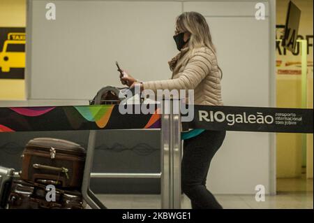 Der Passagier trägt eine Schutzmaske, nachdem er am 30. Juli 2020 von einem Flug aus Deutschland am Tom Jobim International Airport (Galeao) in Rio De Janeiro, Brasilien, auf der Insel des Gouverneurs, ausgeflogen ist. Am 30. Juli 2020 öffnete Brasilien die Grenzen für Touristen, um die wirtschaftliche Lage der Tourismusbranche zu mildern. Das Land übertraf die Marke von 90.000 Todesfällen aufgrund von COVID-19 (Coronavirus) und 2.500.000 bestätigten Fällen der Krankheit. (Foto von Allan Carvalho/NurPhoto) Stockfoto