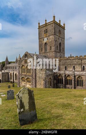 St Davids, Großbritannien - 28. August 2022: Vertikale Ansicht der St Davids Cathedral in Pembrokeshire Stockfoto