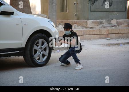 Syrische Kinder spielen am ersten Tag des gesegneten Eid al-Adha-Feiertages in Idlib, Nordwest-Syrien, am 31. Juli 2020 mit Plastikwaffen. (Foto von Muhammad al-Rifai/NurPhoto) Stockfoto