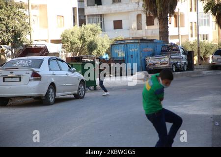 Syrische Kinder spielen am ersten Tag des gesegneten Eid al-Adha-Feiertages in Idlib, Nordwest-Syrien, am 31. Juli 2020 mit Plastikwaffen. (Foto von Muhammad al-Rifai/NurPhoto) Stockfoto