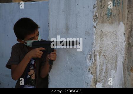 Syrische Kinder spielen am ersten Tag des gesegneten Eid al-Adha-Feiertages in Idlib, Nordwest-Syrien, am 31. Juli 2020 mit Plastikwaffen. (Foto von Muhammad al-Rifai/NurPhoto) Stockfoto