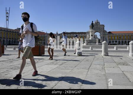 Touristen, die Schutzmasken tragen, gehen in der Nähe von PraÃ§a de ComÃ©rcio, Lissabon. 30.. Juli 2020. Gesundheitsministerin Marta Temido berichtete, dass es in Portugal 12.864 aktive Fälle von COVID-19-Krankheit gibt, einschließlich ausbruchsbedingter Infektionen. Insgesamt gibt es 194 aktive Ausbrüche im Land: 47 in der Nordregion, 12 in der Mitte, 106 in Lissabon und im Tejo-Tal, 14 in der Alentejo und 15 in der Algarve. Die Ausbrüche gelten auch dann als aktiv, wenn seit dem letzten bestätigten Fall mehrere Tage vergangen sind. „Wir betrachten einen Ausbruch nur als ausgestorben, wenn es 28 Tage (zwei Inkubationszeiten) gibt Stockfoto