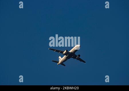 Aegean Airlines Airbus A320, das von der Insel Mytilene Lesbos aus über die Stadt Thessaloniki zur Landung fliegt. Das Flugzeug hat die Registrierung SX-DVY. Aegean Airlines A3 AEE ist die unter der Flagge führende Fluggesellschaft und größte Fluggesellschaft Griechenlands und Mitglied der Star Alliance mit Drehkreuzen in Athen ATH, Larcana LCA in Zypern und Thessaloniki SKG. Das Flugzeug fliegt im endgültigen Anflug zur Landung auf dem internationalen Flughafen Thessaloniki Makedonia SKG LGTS in Griechenland, über der Stadt Thessaloniki oder Salonica mit blauem Himmel im Hintergrund. Thessaloniki ist ein beliebtes Touristenziel vor allem im Sommer mit t Stockfoto