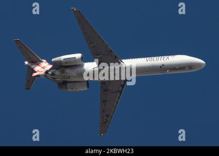 Volotea Airlines Boeing 717-200 Flugzeuge fliegen über die Stadt Thessaloniki. Das Flugzeug der spanischen Billigfluggesellschaft ist eine 17 Jahre alte Boeing 717 mit der Registrierung Ei-FGI. v7 VOE hat Standorte in den Mittelmeerländern in Spanien, Italien, Frankreich und Griechenland. Die Billigfluggesellschaft ist der einzige europäische Betreiber, der die Boeing 717 fliegt. Das Flugzeug fliegt im endgültigen Anflug zur Landung auf dem internationalen Flughafen Thessaloniki Makedonia SKG LGTS in Griechenland, über der Stadt Thessaloniki oder Salonica mit blauem Himmel im Hintergrund. Thessaloniki ist vor allem im Sommer ein beliebtes Touristenziel Stockfoto