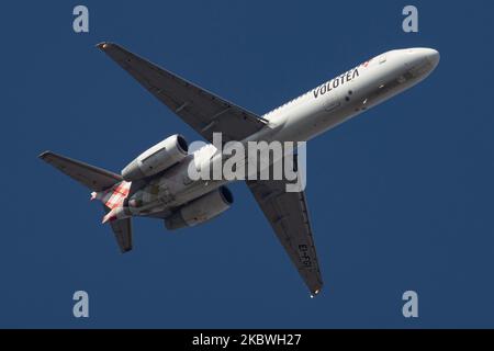 Volotea Airlines Boeing 717-200 Flugzeuge fliegen über die Stadt Thessaloniki. Das Flugzeug der spanischen Billigfluggesellschaft ist eine 17 Jahre alte Boeing 717 mit der Registrierung Ei-FGI. v7 VOE hat Standorte in den Mittelmeerländern in Spanien, Italien, Frankreich und Griechenland. Die Billigfluggesellschaft ist der einzige europäische Betreiber, der die Boeing 717 fliegt. Das Flugzeug fliegt im endgültigen Anflug zur Landung auf dem internationalen Flughafen Thessaloniki Makedonia SKG LGTS in Griechenland, über der Stadt Thessaloniki oder Salonica mit blauem Himmel im Hintergrund. Thessaloniki ist vor allem im Sommer ein beliebtes Touristenziel Stockfoto