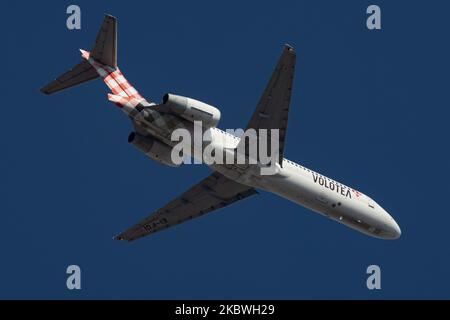 Volotea Airlines Boeing 717-200 Flugzeuge fliegen über die Stadt Thessaloniki. Das Flugzeug der spanischen Billigfluggesellschaft ist eine 17 Jahre alte Boeing 717 mit der Registrierung Ei-FGI. v7 VOE hat Standorte in den Mittelmeerländern in Spanien, Italien, Frankreich und Griechenland. Die Billigfluggesellschaft ist der einzige europäische Betreiber, der die Boeing 717 fliegt. Das Flugzeug fliegt im endgültigen Anflug zur Landung auf dem internationalen Flughafen Thessaloniki Makedonia SKG LGTS in Griechenland, über der Stadt Thessaloniki oder Salonica mit blauem Himmel im Hintergrund. Thessaloniki ist vor allem im Sommer ein beliebtes Touristenziel Stockfoto