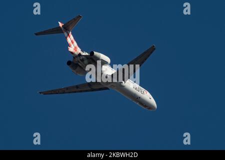 Volotea Airlines Boeing 717-200 Flugzeuge fliegen über die Stadt Thessaloniki. Das Flugzeug der spanischen Billigfluggesellschaft ist eine 17 Jahre alte Boeing 717 mit der Registrierung Ei-FGI. v7 VOE hat Standorte in den Mittelmeerländern in Spanien, Italien, Frankreich und Griechenland. Die Billigfluggesellschaft ist der einzige europäische Betreiber, der die Boeing 717 fliegt. Das Flugzeug fliegt im endgültigen Anflug zur Landung auf dem internationalen Flughafen Thessaloniki Makedonia SKG LGTS in Griechenland, über der Stadt Thessaloniki oder Salonica mit blauem Himmel im Hintergrund. Thessaloniki ist vor allem im Sommer ein beliebtes Touristenziel Stockfoto