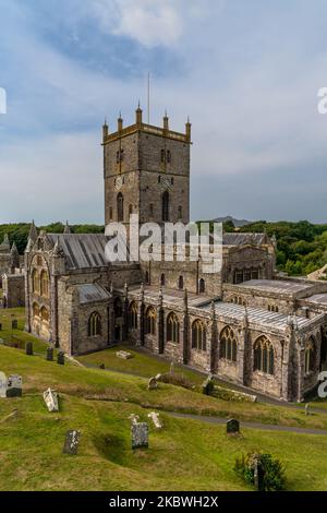 St Davids, Großbritannien - 28. August 2022: Vertikale Ansicht der St Davids Cathedral in Pembrokeshire Stockfoto