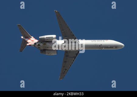 Volotea Airlines Boeing 717-200 Flugzeuge fliegen über die Stadt Thessaloniki. Das Flugzeug der spanischen Billigfluggesellschaft ist eine 17 Jahre alte Boeing 717 mit der Registrierung Ei-FGI. v7 VOE hat Standorte in den Mittelmeerländern in Spanien, Italien, Frankreich und Griechenland. Die Billigfluggesellschaft ist der einzige europäische Betreiber, der die Boeing 717 fliegt. Das Flugzeug fliegt im endgültigen Anflug zur Landung auf dem internationalen Flughafen Thessaloniki Makedonia SKG LGTS in Griechenland, über der Stadt Thessaloniki oder Salonica mit blauem Himmel im Hintergrund. Thessaloniki ist vor allem im Sommer ein beliebtes Touristenziel Stockfoto