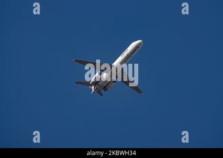 Volotea Airlines Boeing 717-200 Flugzeuge fliegen über die Stadt Thessaloniki. Das Flugzeug der spanischen Billigfluggesellschaft ist eine 17 Jahre alte Boeing 717 mit der Registrierung Ei-FGI. v7 VOE hat Standorte in den Mittelmeerländern in Spanien, Italien, Frankreich und Griechenland. Die Billigfluggesellschaft ist der einzige europäische Betreiber, der die Boeing 717 fliegt. Das Flugzeug fliegt im endgültigen Anflug zur Landung auf dem internationalen Flughafen Thessaloniki Makedonia SKG LGTS in Griechenland, über der Stadt Thessaloniki oder Salonica mit blauem Himmel im Hintergrund. Thessaloniki ist vor allem im Sommer ein beliebtes Touristenziel Stockfoto