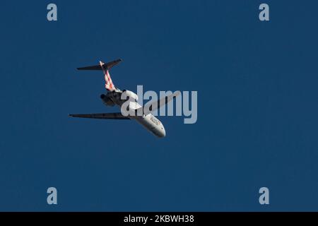 Volotea Airlines Boeing 717-200 Flugzeuge fliegen über die Stadt Thessaloniki. Das Flugzeug der spanischen Billigfluggesellschaft ist eine 17 Jahre alte Boeing 717 mit der Registrierung Ei-FGI. v7 VOE hat Standorte in den Mittelmeerländern in Spanien, Italien, Frankreich und Griechenland. Die Billigfluggesellschaft ist der einzige europäische Betreiber, der die Boeing 717 fliegt. Das Flugzeug fliegt im endgültigen Anflug zur Landung auf dem internationalen Flughafen Thessaloniki Makedonia SKG LGTS in Griechenland, über der Stadt Thessaloniki oder Salonica mit blauem Himmel im Hintergrund. Thessaloniki ist vor allem im Sommer ein beliebtes Touristenziel Stockfoto