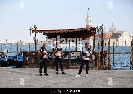 Gondoliere warten Kunden auf eine Gondelfahrt auf dem Canal Grande in Venedig, Italien, am 17. Juni 2020. Touristen kehren nach Venedig zurück, da das Land seine Sperre lockert, um die Ausbreitung der COVID-19-Infektion, die durch das neuartige Coronavirus verursacht wird, zu eindämmen. (Foto von Sabine Jacob/NurPhoto) Stockfoto