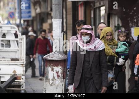 Eine vorbeugende Maßnahme der syrischen Familie gegen Covid-19 in Damaskus, Syrien, am 30. Juli 2020. (Foto von Hasan Belal/NurPhoto) Stockfoto