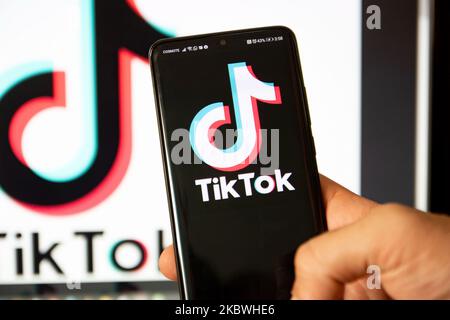 Das TikTok-Nahaufnahme-Logo, das auf einem Telefonbildschirm, auf einem Smartphone und einer Tastatur angezeigt wird, ist in dieser Abbildung mit mehreren Belichtungen zu sehen. TIK Tok ist ein chinesischer Social-Networking-Service, der sich im Besitz des in Peking ansässigen Internet-Technologie-Unternehmens Bytedance befindet. Es wird verwendet, um kurze Tanz-, Lip-Sync-, Comedy- und Talentvideos zu erstellen. Bytedance startete die TikTok App für iOS und Android im Jahr 2017 und Anfang September 2016 Douyin auf dem Markt in China. Im Oktober 2018 wurde TikTok zur am häufigsten heruntergeladenen App in den USA. Präsident der USA Donald Trump droht und plant, das beliebte Video-Sharing zu verbieten Stockfoto