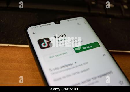 Das TikTok-Nahaufnahme-Logo, das auf einem Telefonbildschirm, auf einem Smartphone und einer Tastatur angezeigt wird, ist in dieser Abbildung mit mehreren Belichtungen zu sehen. TIK Tok ist ein chinesischer Social-Networking-Service, der sich im Besitz des in Peking ansässigen Internet-Technologie-Unternehmens Bytedance befindet. Es wird verwendet, um kurze Tanz-, Lip-Sync-, Comedy- und Talentvideos zu erstellen. Bytedance startete die TikTok App für iOS und Android im Jahr 2017 und Anfang September 2016 Douyin auf dem Markt in China. Im Oktober 2018 wurde TikTok zur am häufigsten heruntergeladenen App in den USA. Präsident der USA Donald Trump droht und plant, das beliebte Video-Sharing zu verbieten Stockfoto