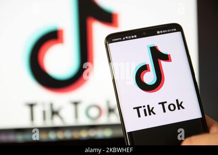 Das TikTok-Nahaufnahme-Logo, das auf einem Telefonbildschirm, auf einem Smartphone und einer Tastatur angezeigt wird, ist in dieser Abbildung mit mehreren Belichtungen zu sehen. TIK Tok ist ein chinesischer Social-Networking-Service, der sich im Besitz des in Peking ansässigen Internet-Technologie-Unternehmens Bytedance befindet. Es wird verwendet, um kurze Tanz-, Lip-Sync-, Comedy- und Talentvideos zu erstellen. Bytedance startete die TikTok App für iOS und Android im Jahr 2017 und Anfang September 2016 Douyin auf dem Markt in China. Im Oktober 2018 wurde TikTok zur am häufigsten heruntergeladenen App in den USA. Präsident der USA Donald Trump droht und plant, das beliebte Video-Sharing zu verbieten Stockfoto