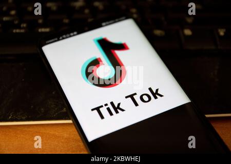 Das TikTok-Nahaufnahme-Logo, das auf einem Telefonbildschirm, auf einem Smartphone und einer Tastatur angezeigt wird, ist in dieser Abbildung mit mehreren Belichtungen zu sehen. TIK Tok ist ein chinesischer Social-Networking-Service, der sich im Besitz des in Peking ansässigen Internet-Technologie-Unternehmens Bytedance befindet. Es wird verwendet, um kurze Tanz-, Lip-Sync-, Comedy- und Talentvideos zu erstellen. Bytedance startete die TikTok App für iOS und Android im Jahr 2017 und Anfang September 2016 Douyin auf dem Markt in China. Im Oktober 2018 wurde TikTok zur am häufigsten heruntergeladenen App in den USA. Präsident der USA Donald Trump droht und plant, das beliebte Video-Sharing zu verbieten Stockfoto