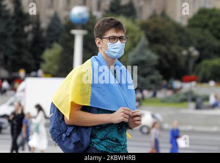 Am 01. August 2020 wird in Kiew, Ukraine, auf einer Straße ein Mann mit Schutzmaske inmitten der Coronavirus-Epidemie Covid-19 gesehen. Die ukrainische Regierung hat seit dem 01. August 2020 neue Regeln der adaptiven Quarantäne eingeführt und je nach epidemiologischer Situation werden alle Regionen in mehrere Zonen aufgeteilt, je nach dem Ausmaß des epidemischen Risikos der Ausbreitung von COVID-19. Wie lokale Medien berichteten, hat sich die Inzidenzrate des COVID-19-Coronavirus in der Ukraine im Vergleich zu Anfang Juni verdreifacht. (Foto von STR/NurPhoto) Stockfoto