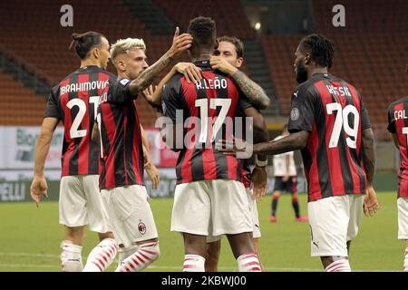 Rafael Leao vom AC Mailand feiert mit Teamkollegen ein eigenes Tor, das Ragnar Klavan von Cagliari Calcio während des Serie A-Spiels zwischen AC Mailand und Cagliari Calcio im Stadio Giuseppe Meazza am 1. August 2020 in Mailand, Italien, erzielte. (Foto von Giuseppe Cottini/NurPhoto) Stockfoto