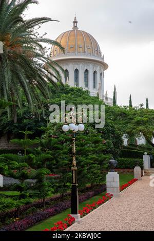 Eine allgemeine Ansicht zeigt die terrassenförmig angelegten Gärten und den goldenen Schrein von Bab am 17. Oktober 2019 im Bahai World Center in der israelischen Hafenstadt Haifa. (Foto von Achille Abboud/NurPhoto) Stockfoto