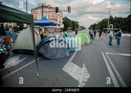 Am 1. August 2020 versammeln sich Menschen in der bulgarischen Hauptstadt Sofia, um gegen die Korruption in Bulgarien zu protestieren. Sie blockierten mehrere Hauptstraßen und bauten ein Zeltlager auf. In einigen der größten Städte Bulgariens finden regierungsfeindliche Proteste gegen den Premierminister Boyko Borissow, die regierungsbevollmächtigste Regierung, den Chefankläger und den Direktor des bulgarischen Nationalfernsehens statt. In Bulgarien gibt es Zeichen gegen Mafia und Korruption. (Foto von Hristo Rusev/NurPhoto) Stockfoto