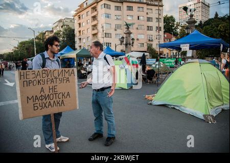 Am 1. August 2020 versammeln sich Menschen in der bulgarischen Hauptstadt Sofia, um gegen die Korruption in Bulgarien zu protestieren. Sie blockierten mehrere Hauptstraßen und bauten ein Zeltlager auf. In einigen der größten Städte Bulgariens finden regierungsfeindliche Proteste gegen den Premierminister Boyko Borissow, die regierungsbevollmächtigste Regierung, den Chefankläger und den Direktor des bulgarischen Nationalfernsehens statt. In Bulgarien gibt es Zeichen gegen Mafia und Korruption. (Foto von Hristo Rusev/NurPhoto) Stockfoto