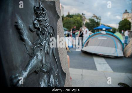 Am 1. August 2020 versammeln sich Menschen in der bulgarischen Hauptstadt Sofia, um gegen die Korruption in Bulgarien zu protestieren. Sie blockierten mehrere Hauptstraßen und bauten ein Zeltlager auf. In einigen der größten Städte Bulgariens finden regierungsfeindliche Proteste gegen den Premierminister Boyko Borissow, die regierungsbevollmächtigste Regierung, den Chefankläger und den Direktor des bulgarischen Nationalfernsehens statt. In Bulgarien gibt es Zeichen gegen Mafia und Korruption. (Foto von Hristo Rusev/NurPhoto) Stockfoto