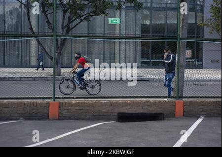 Zwei Männer, einer auf dem Fahrrad und der andere auf dem Weg, verwenden Gesichtsschutzmasken, um die Ausbreitung des neuartigen Coronavirus am 1 2020. August in Bogota, Kolumbien, zu verhindern. Kolumbien ist heute das Epizentrum der Coronavirus-Ansteckung in Lateinamerika und innerhalb der 10 wichtigsten Länder mit den meisten infizierten Patienten der neuartigen Covid-19-Pandemie. (Foto von Sebastian Barros/NurPhoto) Stockfoto