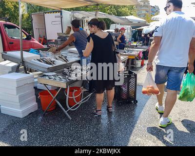 Menschen, die am 1. August 2020 auf dem Flohmarkt in Thessaloniki, Griechenland, eine Gesichtsmask tragen. Die Öffentlichkeit in Griechenland begann sich zu entspannen und die obligatorische soziale Distanzierung zu vermeiden und trug obligatorische Gesichtsmaskensicherheitsmaßnahmen wegen des Pandemieausbruchs des Coronavirus Covid-19 während eines der wärmsten Tage des Sommers, wobei die Temperatur lokal mehr als 40 Grad Celsius erreichte, Eine Hitzewelle, die vielleicht den heißesten Tag des Sommers geben wird. Menschen werden auf einem öffentlichen Straßenmarkt ohne Gesichtsmaske gesehen, ohne eine bestimmte Distanz zu haben und ohne dass jeder Verkäufer nur einen Kunden wie ich hat Stockfoto