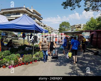 Menschen, die am 1. August 2020 auf dem Flohmarkt in Thessaloniki, Griechenland, eine Gesichtsmask tragen. Die Öffentlichkeit in Griechenland begann sich zu entspannen und die obligatorische soziale Distanzierung zu vermeiden und trug obligatorische Gesichtsmaskensicherheitsmaßnahmen wegen des Pandemieausbruchs des Coronavirus Covid-19 während eines der wärmsten Tage des Sommers, wobei die Temperatur lokal mehr als 40 Grad Celsius erreichte, Eine Hitzewelle, die vielleicht den heißesten Tag des Sommers geben wird. Menschen werden auf einem öffentlichen Straßenmarkt ohne Gesichtsmaske gesehen, ohne eine bestimmte Distanz zu haben und ohne dass jeder Verkäufer nur einen Kunden wie ich hat Stockfoto