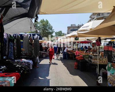 Menschen, die am 1. August 2020 auf dem Flohmarkt in Thessaloniki, Griechenland, eine Gesichtsmask tragen. Die Öffentlichkeit in Griechenland begann sich zu entspannen und die obligatorische soziale Distanzierung zu vermeiden und trug obligatorische Gesichtsmaskensicherheitsmaßnahmen wegen des Pandemieausbruchs des Coronavirus Covid-19 während eines der wärmsten Tage des Sommers, wobei die Temperatur lokal mehr als 40 Grad Celsius erreichte, Eine Hitzewelle, die vielleicht den heißesten Tag des Sommers geben wird. Menschen werden auf einem öffentlichen Straßenmarkt ohne Gesichtsmaske gesehen, ohne eine bestimmte Distanz zu haben und ohne dass jeder Verkäufer nur einen Kunden wie ich hat Stockfoto