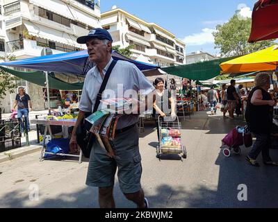 Menschen, die am 1. August 2020 auf dem Flohmarkt in Thessaloniki, Griechenland, eine Gesichtsmask tragen. Die Öffentlichkeit in Griechenland begann sich zu entspannen und die obligatorische soziale Distanzierung zu vermeiden und trug obligatorische Gesichtsmaskensicherheitsmaßnahmen wegen des Pandemieausbruchs des Coronavirus Covid-19 während eines der wärmsten Tage des Sommers, wobei die Temperatur lokal mehr als 40 Grad Celsius erreichte, Eine Hitzewelle, die vielleicht den heißesten Tag des Sommers geben wird. Menschen werden auf einem öffentlichen Straßenmarkt ohne Gesichtsmaske gesehen, ohne eine bestimmte Distanz zu haben und ohne dass jeder Verkäufer nur einen Kunden wie ich hat Stockfoto