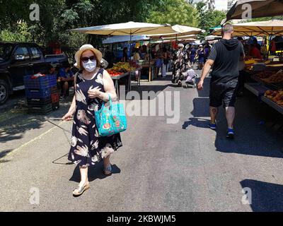 Eine Frau, die am 1. August 2020 auf dem Flohmarkt in Thessaloniki, Griechenland, einen Gesichtsmast trägt. Die Öffentlichkeit in Griechenland begann sich zu entspannen und die obligatorische soziale Distanzierung zu vermeiden und trug obligatorische Gesichtsmaskensicherheitsmaßnahmen wegen des Pandemieausbruchs des Coronavirus Covid-19 während eines der wärmsten Tage des Sommers, wobei die Temperatur lokal mehr als 40 Grad Celsius erreichte, Eine Hitzewelle, die vielleicht den heißesten Tag des Sommers geben wird. Menschen werden auf einem öffentlichen Straßenmarkt ohne Gesichtsmaske gesehen, ohne eine bestimmte Distanz zu haben und ohne dass jeder Verkäufer nur einen Kunden hat Stockfoto